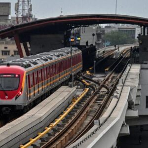 Ιράν: Εμπορικό τρένο διασχίζει την ανακατασκευασμένη γέφυρα στο Κασάν μετά τα αμερικανο-ισραλινά πλήγματα (βίντεο)