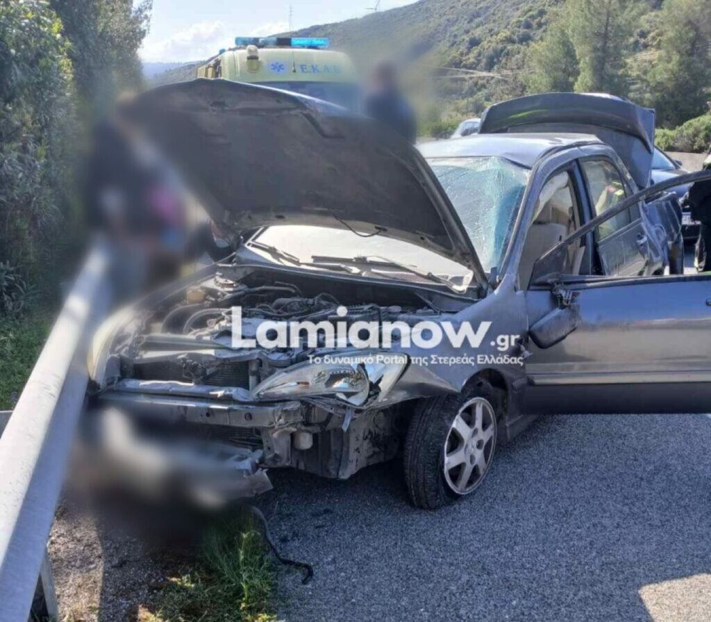 Σφοδρό τροχαίο προς Λαμία: Αυτοκίνητο προσέκρουσε σε προστατευτικές μπάρες – Στο νοσοκομείο μητέρα και γιος (φωτο)