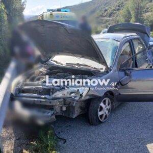 Σφοδρό τροχαίο προς Λαμία: Αυτοκίνητο προσέκρουσε σε προστατευτικές μπάρες – Στο νοσοκομείο μητέρα και γιος (φωτο)