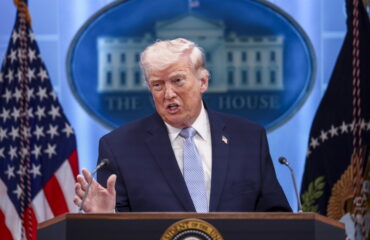 Reuters: Πώς σχεδιάζει να τιμωρήσει την ΕΕ ο Ν.Τραμπ – Απόσυρση στρατευμάτων & πλήρης διακοπή βοήθειας στο Κίεβο