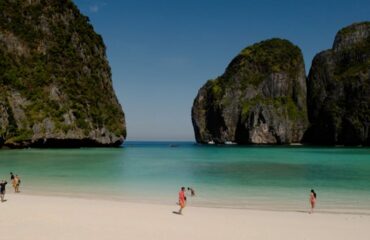 Βίντεο: Ταϊλανδέζα influencer έχασε βλακωδώς την ζωή της – Την «κατάπιε» το κύμα ενώ έκανε reel