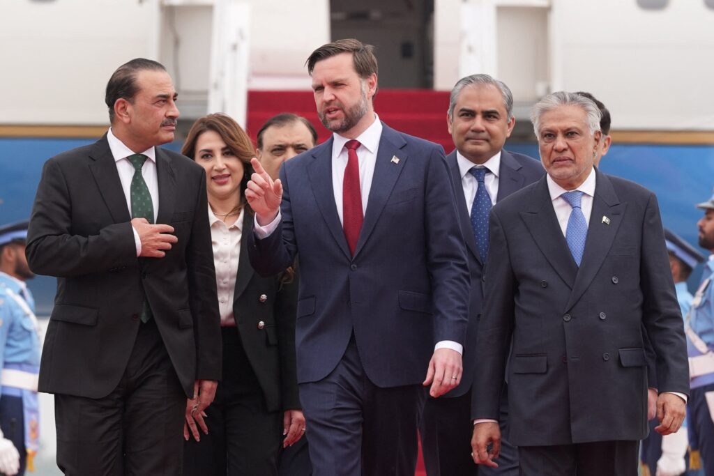 Η διπλή εμφάνιση του στρατηγού Μουνίρ: Με στρατιωτική στολή είδε τους Ιρανούς και με κοστούμι τον Τζέι Ντι Βανς