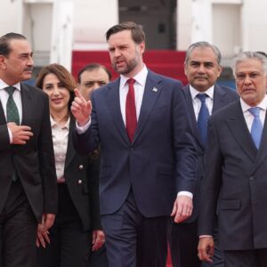 Η διπλή εμφάνιση του στρατηγού Μουνίρ: Με στρατιωτική στολή είδε τους Ιρανούς και με κοστούμι τον Τζέι Ντι Βανς