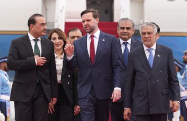 Η διπλή εμφάνιση του στρατηγού Μουνίρ: Με στρατιωτική στολή είδε τους Ιρανούς και με κοστούμι τον Τζέι Ντι Βανς