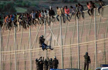 Βίντεο: Εισβολή χιλιάδων παράνομων μεταναστών στην Ισπανία! – Εικόνες που σοκάρουν