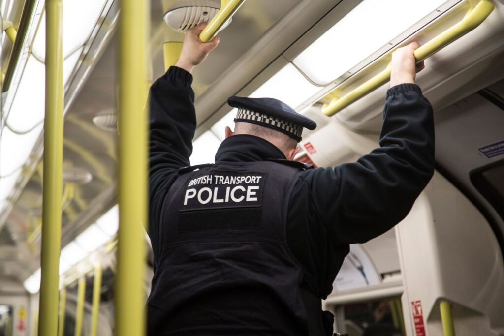 Βίντεο: Παράνομος αλλοδαπός μπαίνει στο τρένο στην Βρετανία και κατεβάζει τα… παντελόνια του