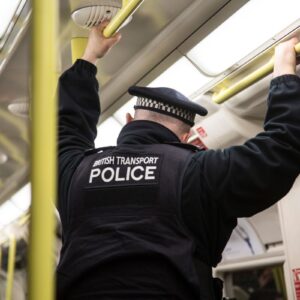 Βίντεο: Παράνομος αλλοδαπός μπαίνει στο τρένο στην Βρετανία και κατεβάζει τα… παντελόνια του