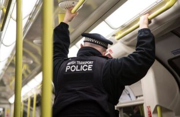 Βίντεο: Παράνομος αλλοδαπός μπαίνει στο τρένο στην Βρετανία και κατεβάζει τα… παντελόνια του