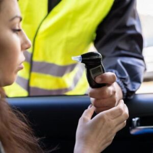 Πόσο μπορείς να πεις και να μη σε «πιάσει» το αλκοτέστ; – Κίνδυνοι και κυρώσεις