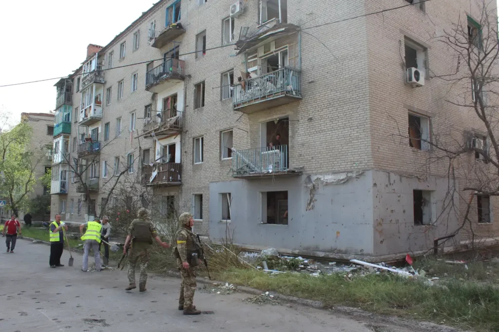 Σαν κομήτης έπεσε ρωσικό Geran-2 σε αποθήκη οπλισμού στο Κραματόρσκ – Ουκρανός πολίτης έμεινε έκπληκτος (βίντεο)