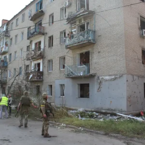 Σαν κομήτης έπεσε ρωσικό Geran-2 σε αποθήκη οπλισμού στο Κραματόρσκ – Ουκρανός πολίτης έμεινε έκπληκτος (βίντεο)