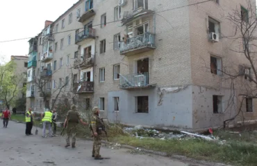 Σαν κομήτης έπεσε ρωσικό Geran-2 σε αποθήκη οπλισμού στο Κραματόρσκ – Ουκρανός πολίτης έμεινε έκπληκτος (βίντεο)