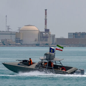 Στενά του Ορμούζ: Άλλαξε την πορεία του το αμερικανικό πλοίο – Η προειδοποίηση του Ιράν (upd)