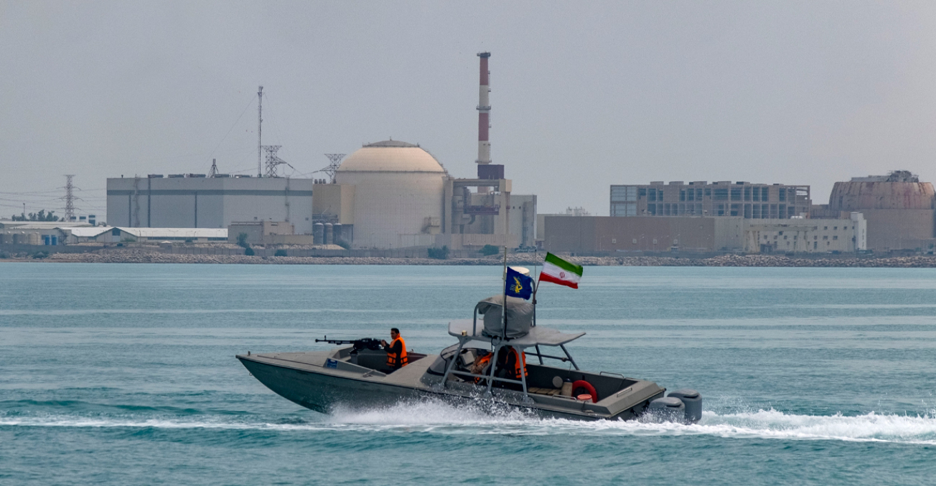 Στενά του Ορμούζ: Άλλαξε την πορεία του το αμερικανικό πλοίο – Η προειδοποίηση του Ιράν (upd)