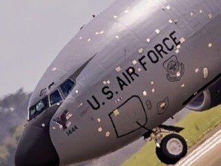 «Λαβωμένο» αμερικανικό Stratotanker στη Βρετανία – Τα σημάδια από τους ιρανικούς πυραύλους