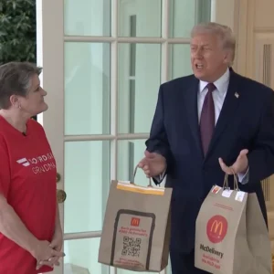 Ο Τραμπ παρέλαβε ο ίδιος φαγητό στον Λευκό Οίκο από… ντελίβερι