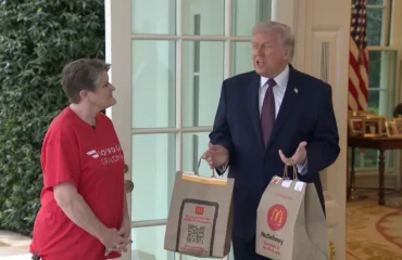 Ο Τραμπ παρέλαβε ο ίδιος φαγητό στον Λευκό Οίκο από… ντελίβερι