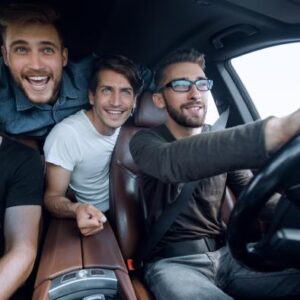 «Φρένο» της ΕΕ στους νέους οδηγούς: Σε δοκιμαστική περίοδο μετά το δίπλωμα και χωρίς συνομήλικο συνοδηγό