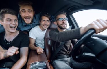 «Φρένο» της ΕΕ στους νέους οδηγούς: Σε δοκιμαστική περίοδο μετά το δίπλωμα και χωρίς συνομήλικο συνοδηγό