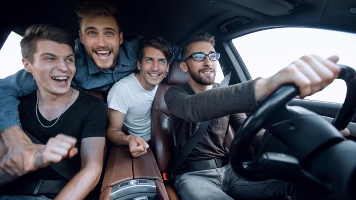 «Φρένο» της ΕΕ στους νέους οδηγούς: Σε δοκιμαστική περίοδο μετά το δίπλωμα και χωρίς συνομήλικο συνοδηγό