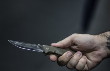 Ένοπλη επίθεση με μαχαίρι εις βάρος περιπτερά στα Εξάρχεια – Στο νοσοκομείο με σοβαρά τραύματα ο 50χρονος