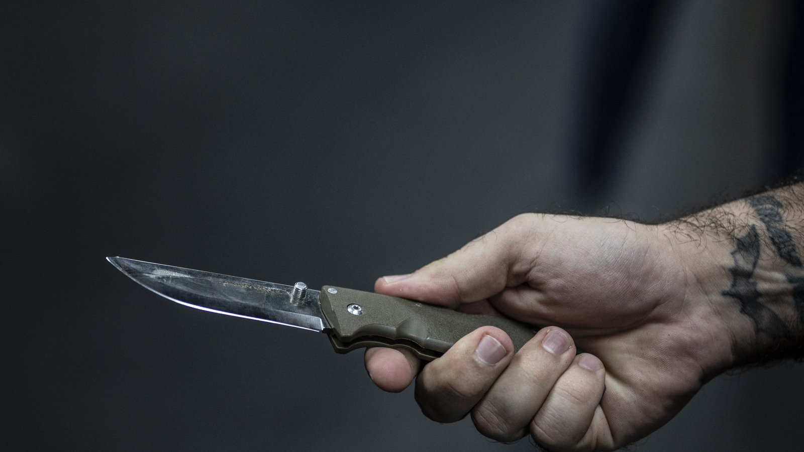 Ένοπλη επίθεση με μαχαίρι εις βάρος περιπτερά στα Εξάρχεια – Στο νοσοκομείο με σοβαρά τραύματα ο 50χρονος