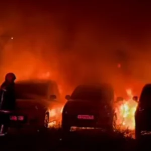 Ηράκλειο: Φωτιά σε χώρο στάθμευσης ενοικιαζόμενων οχημάτων – Καταστράφηκαν 18 αυτοκίνητα (βίντεο)