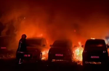 Ηράκλειο: Φωτιά σε χώρο στάθμευσης ενοικιαζόμενων οχημάτων – Καταστράφηκαν 18 αυτοκίνητα (βίντεο)