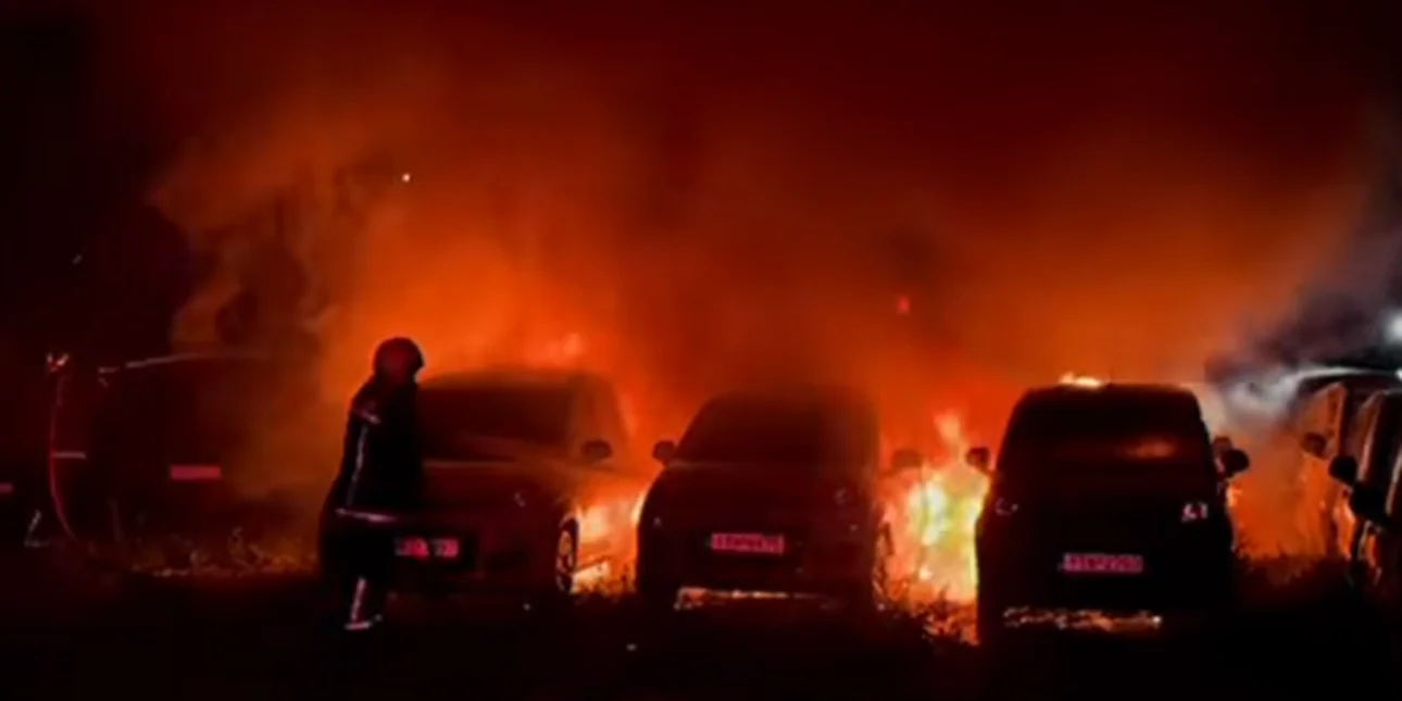 Ηράκλειο: Φωτιά σε χώρο στάθμευσης ενοικιαζόμενων οχημάτων – Καταστράφηκαν 18 αυτοκίνητα (βίντεο)