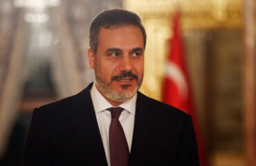 Χ.Φιντάν: «Υποστηρίζουμε το άνοιγμα των Στενών του Ορμούζ με ειρηνικά μέσα»