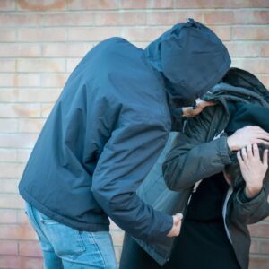 Λάρισα: Θύμα άγριας επίθεσης έπεσε 15χρονος από ομάδα ανηλίκων – Του άρπαξαν τη ζακέτα