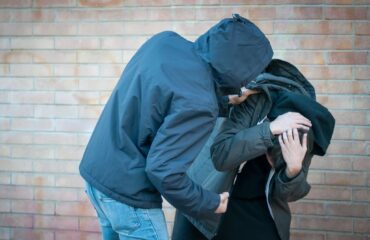 Λάρισα: Θύμα άγριας επίθεσης έπεσε 15χρονος από ομάδα ανηλίκων – Του άρπαξαν τη ζακέτα