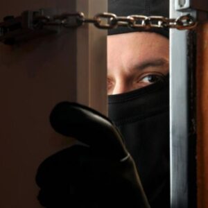 Λάρισα: Διαρρήκτης άφησε πίσω του το τσαντάκι του και… τον «τσάκωσε» η αστυνομία