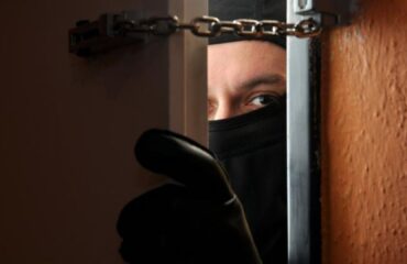 Λάρισα: Διαρρήκτης άφησε πίσω του το τσαντάκι του και… τον «τσάκωσε» η αστυνομία