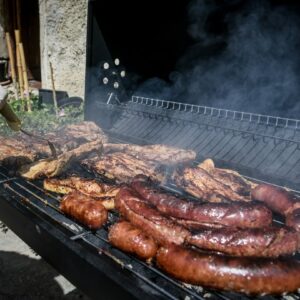 «Ξινό» το φαγοπότι του Πάσχα για παρέα στη Λάρισα: Οδηγήθηκαν στα επείγοντα με κοιλιακό άλγος