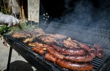 «Ξινό» το φαγοπότι του Πάσχα για παρέα στη Λάρισα: Οδηγήθηκαν στα επείγοντα με κοιλιακό άλγος