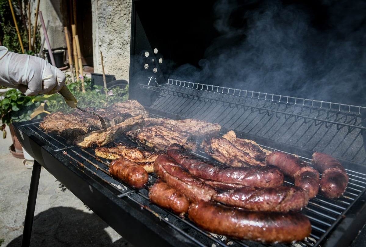 «Ξινό» το φαγοπότι του Πάσχα για παρέα στη Λάρισα: Οδηγήθηκαν στα επείγοντα με κοιλιακό άλγος