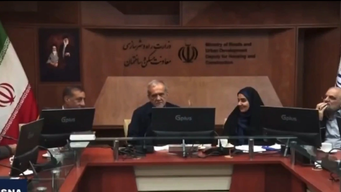 Βίντεο: Εντελώς «ζεν» ο Ιρανός πρόεδρος Μ.Πεζεσκιάν όταν του ανακοίνωσαν «επιδρομή εχθρικών μαχητικών»