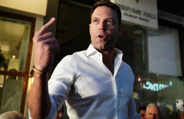 Σ.Κασσελάκης για Μ.Λαζαρίδη: «Πόσα ψέματα ακόμη;» – «Λέει ότι αποφοίτησε το 1992 – Το ίδρυμα ιδρύθηκε το 1991»