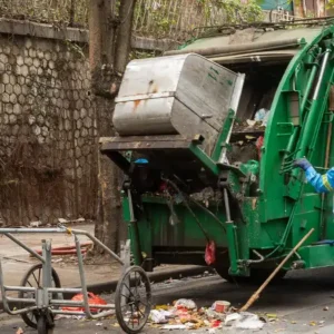 Ισραήλ: Μετέφεραν 68 παράνομους μετανάστες από την Παλαιστίνη μέσα σε… απορριμματοφόρο (βίντεο)