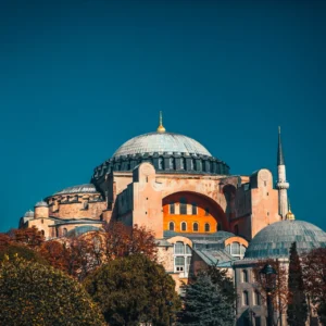 Τουρκία: Συνελήφθησαν δύο άτομα που άνοιξαν ελληνική σημαία με σταυρό μέσα στην Αγία Σοφία (βίντεο)