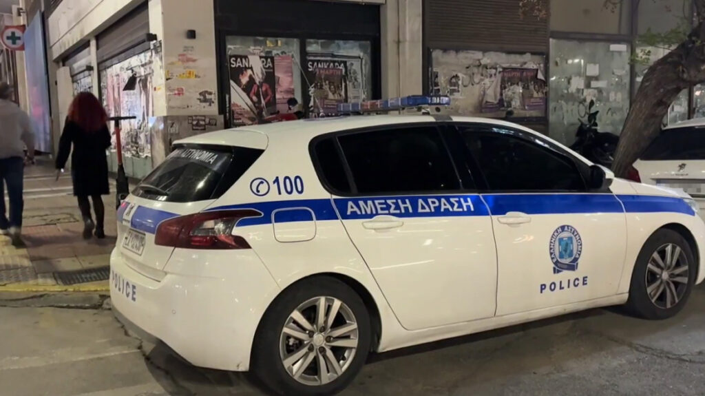 Καταδρομική επίθεση Ρομά σε μπαρ στο Αίγιο: Ομάδα 30 κουκουλοφόρων τα έσπασαν όλα – Στο νοσοκομείο δύο νεαροί