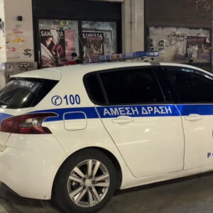 Καταδρομική επίθεση Ρομά σε μπαρ στο Αίγιο: Ομάδα 30 κουκουλοφόρων τα έσπασαν όλα – Στο νοσοκομείο δύο νεαροί