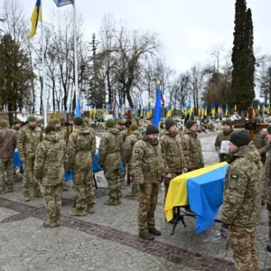 Ουκρανός μένει άναυδος με τον αριθμό νεκρών στρατιωτών σε πόλη της δυτικής Ουκρανίας – Δείτε βίντεο