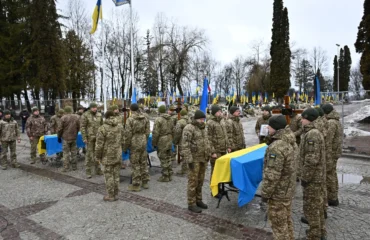 Ουκρανός μένει άναυδος με τον αριθμό νεκρών στρατιωτών σε πόλη της δυτικής Ουκρανίας – Δείτε βίντεο