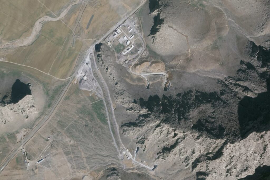 Οι Ιρανοί στην κατάπαυση του πυρός ανασκάπτουν τις υπόγειες πυραυλικές βάσεις που βομβαρδίστηκαν