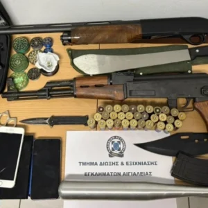 Αίγιο: Καλάσνικοφ και μαχαίρια εντοπίστηκαν στα σπίτια των συλληφθέντων για την επίθεση στην καφετέρια