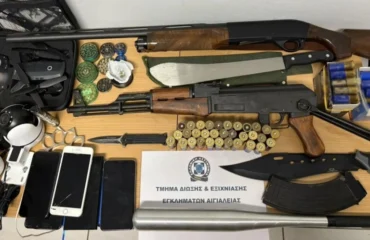 Αίγιο: Καλάσνικοφ και μαχαίρια εντοπίστηκαν στα σπίτια των συλληφθέντων για την επίθεση στην καφετέρια