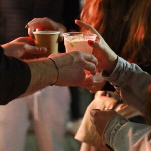 Στο νοσοκομείο 14χρονη μετά από κατανάλωση αλκοόλ στη Βάρκιζα – Ήπιε βότκα μαζί με 15χρονο