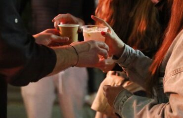 Στο νοσοκομείο 14χρονη μετά από κατανάλωση αλκοόλ στη Βάρκιζα – Ήπιε βότκα μαζί με 15χρονο